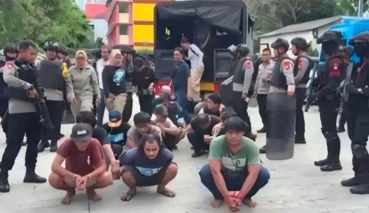 BNN dan Brimob Gerebek Kampung Bahari, 18 Kartel Narkoba Berhasil Ditangkap