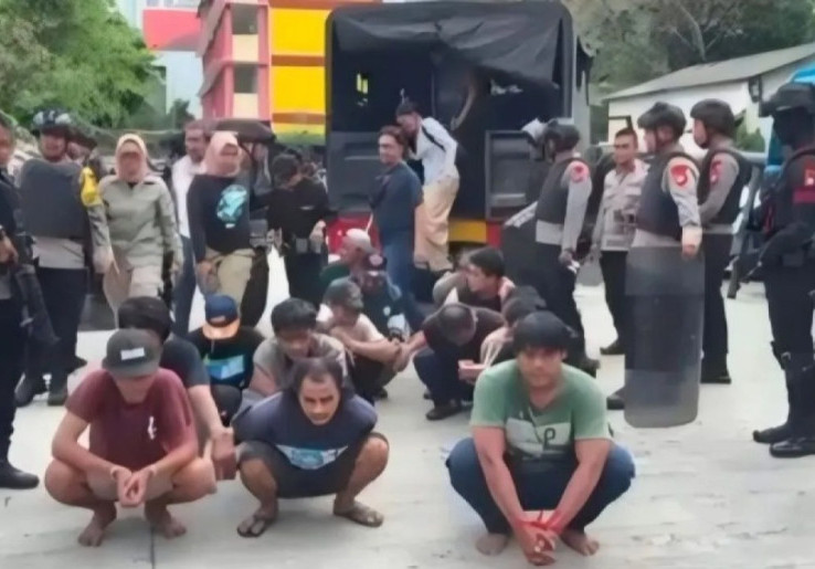 Perlawanan Sengit di Kampung Bahari! Petugas Diserang Busur Panah dan Sajam, Negara Tak Boleh Kalah dari Bandar Narkoba