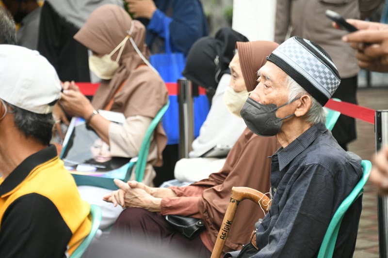 Lansia menuggu divaksin booster. (Foto: Antara)