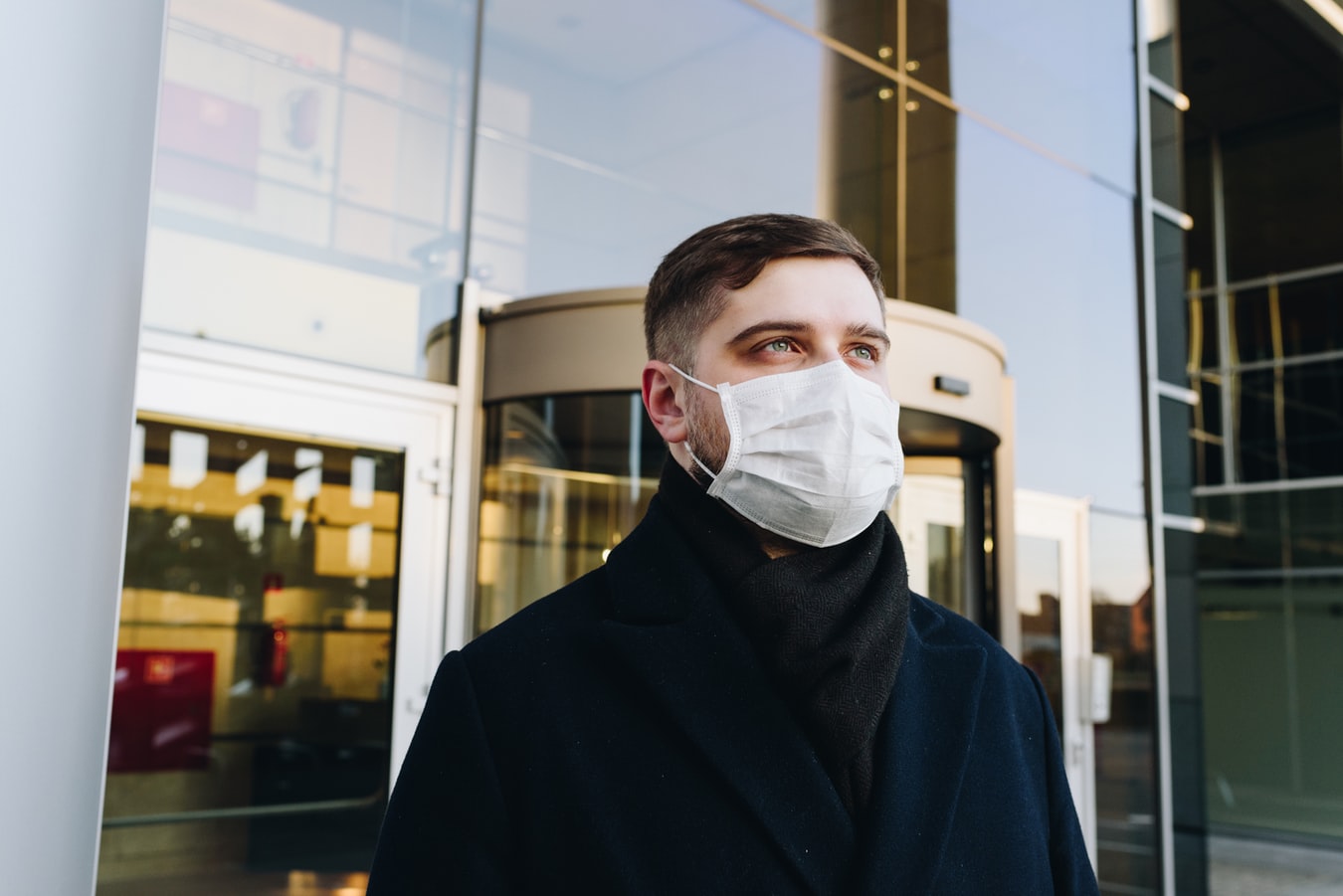 Selalu menggunakan masker di mana pun berada. (Foto: Unsplash/Anastasia Chepinska)