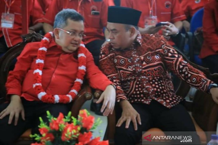 Ketua DPP PDI-Perjuangan, Trimedya Panjaitan bersama Plt. Bupati Labuhanbatu, Andi Suhaimi Dalimunthe dalam acara Konfercab zona-3 DPD PDI-Perjuangan di Rantauprapat. (Antaranews Sumut/istimewa)