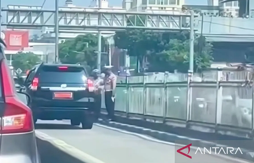 Viral Polisi Hormat ke Mobil Dinas Terabas Jalur TransJakarta, Dirlantas Anggap Sikap Anak Buahnya Lumrah