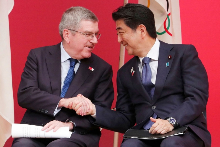 Thomas Bach dan Shinzo Abe sepakat menunda Olimpiade Tokyo 2020 (Foto: People)