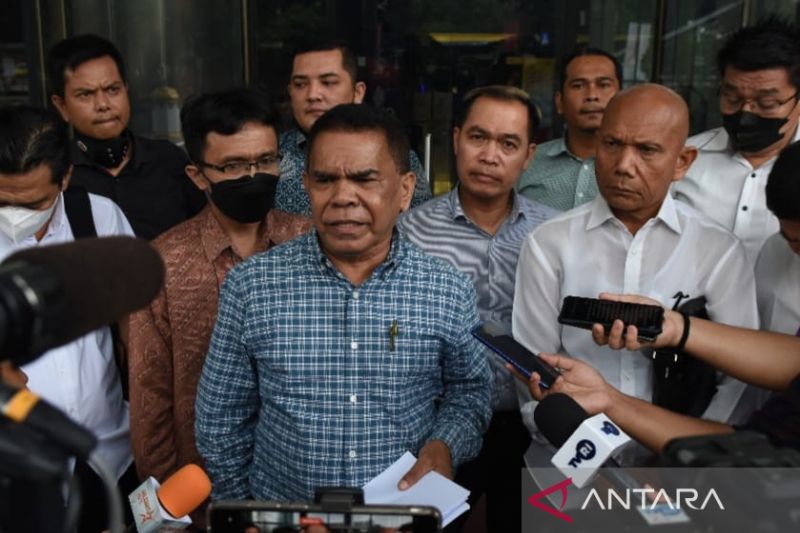 Koordinator Tim Advokat Penegakan Hukum dan Keadilan (TAMPAK) Roberth Keytimu (tengah) di Gedung KPK, Jakarta, Senin (15/8/2022) usai melaporkan dugaan suap dalam penanganan kasus kematian Brigadir J. ANTARA/Benardy Ferdiansyah