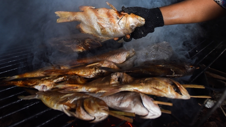 Ikan asap khas Surabaya. (Antara/Zabur Karuru))
