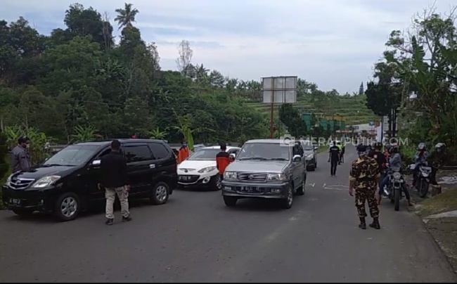 KLB Corona Belum Dicabut, Warga Karanganyar Padati Puncak Tawangmangu
