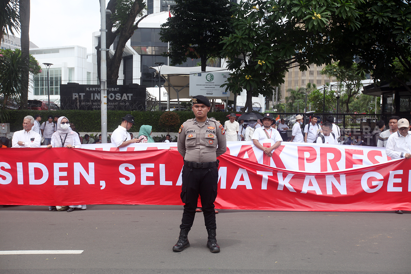 Dosen yang tergabung dalam Aliansi Dosen ASN Kemdiktisaintek Seluruh Indonesia (ADAKSI) membawa spanduk saat menggelar aksi di kawasan Patung Kuda, Jakarta, Senin (3/2/2025).