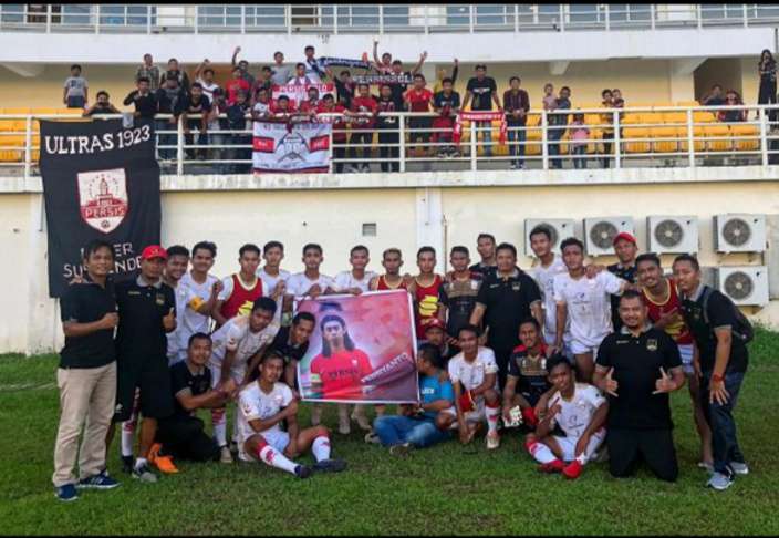 Mitra Kukar vs Persis Solo di Stadion Aji Imput Tenggarong, Sabtu (22/6). Hasil seri dipersembahkan untuk eks kapten Persis Solo, Ferry yang sedang terkena musibah. (Media Officer Persis Solo)