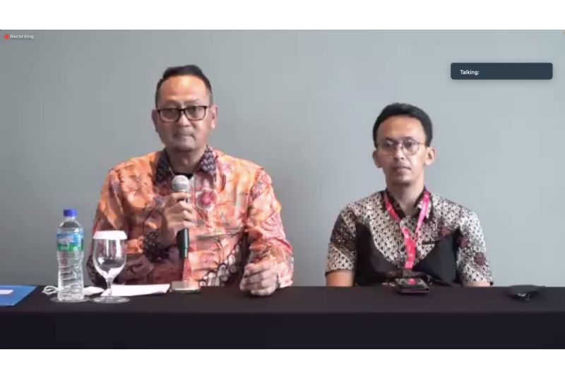 Direktur Jenderal Aplikasi Informatika, Kementerian Komunikasi dan Informatika, Semuel Abrijani Pangerapan (kiri) dan pelaksana tugas Direktur Tata Kelola Aplikasi Informatika, Kominfo, Teguh Arifiyadi saat jumpa pers virtual tentang pendaftaran PSE. (ANTARA/Natisha Andarningtyas)