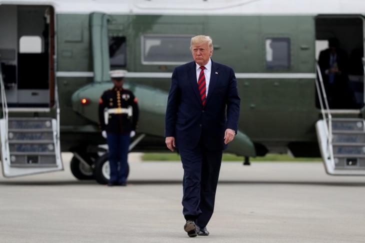 Presiden Amerika Serikat Donald Trump keluar dari helikopter kepresidenan Marine One sebelum berangkat meninggalkan Bandara Internasional O'Hare di Chicago, Illinois, AS, Senin (28/10/2019). ANTARA/REUTERS/Leah Millis/tm