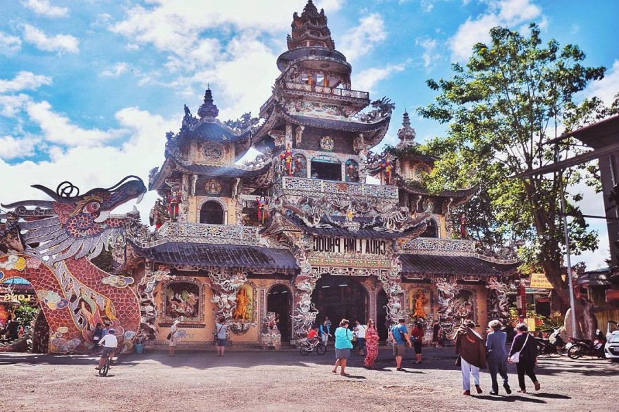 Hiasan Kuil Menggunakan 12 ribu Pecahan Botol (foto: Dalat)