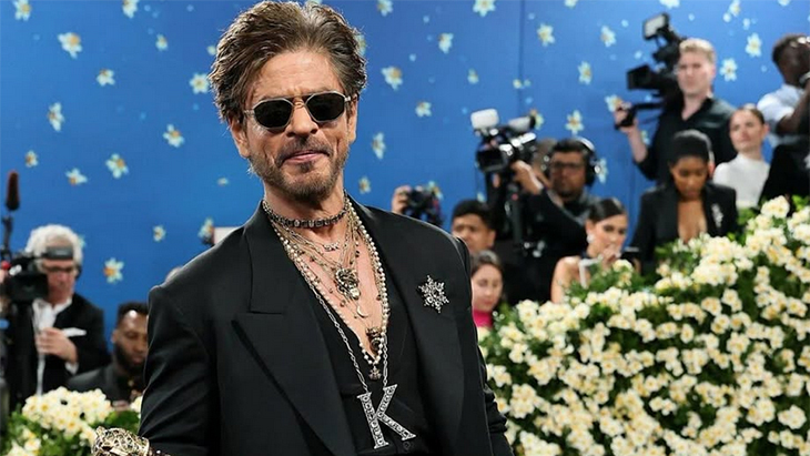 Debut di Karpet Merah Met Gala, Shah Rukh Khan Tampil Bak Raja, Bawa Tongkat Komando 
