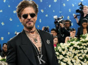 Debut di Karpet Merah Met Gala, Shah Rukh Khan Tampil Bak Raja, Bawa Tongkat Komando