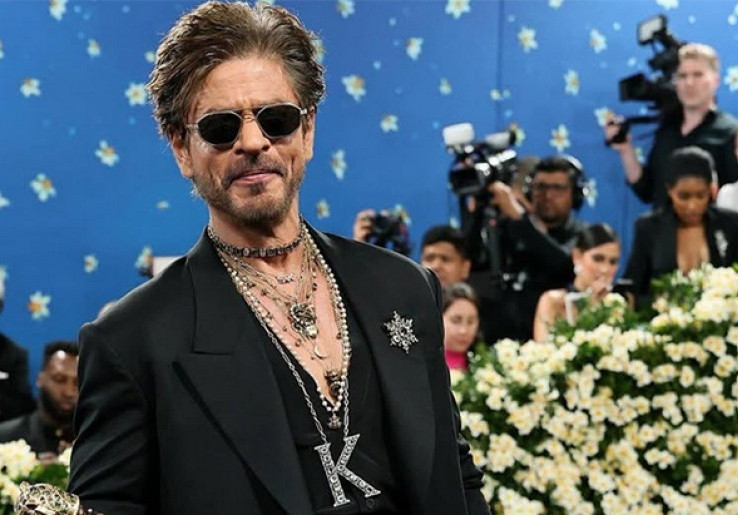 Debut di Karpet Merah Met Gala, Shah Rukh Khan Tampil Bak Raja, Bawa Tongkat Komando