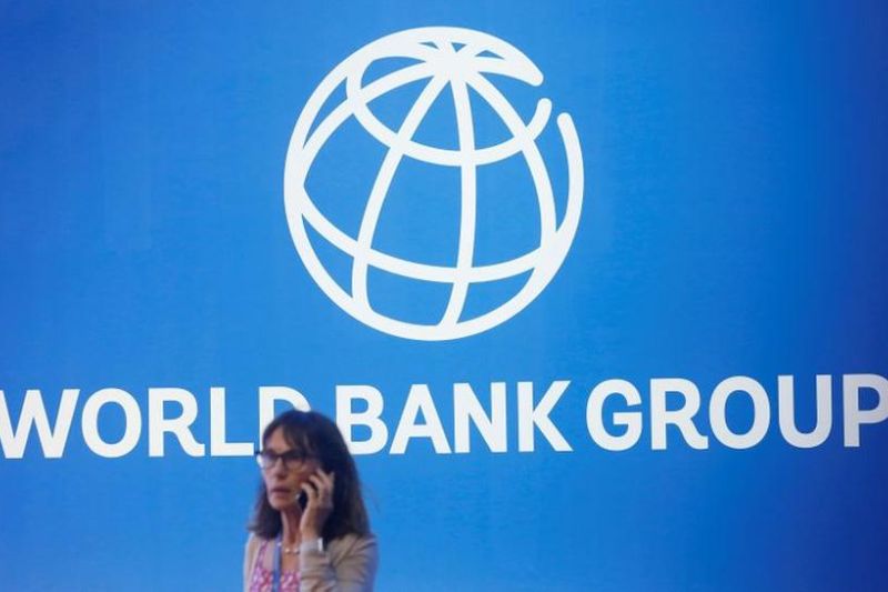 Seorang peserta berdiri di dekat logo Bank Dunia pada Pertemuan Tahunan Dana Moneter Internasional - Bank Dunia 2018 di Nusa Dua, Bali, Indonesia, 12 Oktober 2018. ANTARA/REUTERS/Johannes P. Christo