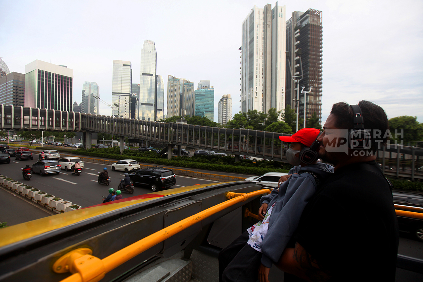 Sensasi Wisata Naik Bus Open Top Tour of Jakarta saat Libur Nataru 
