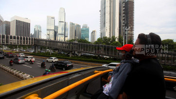 Sensasi Wisata Naik Bus Open Top Tour of Jakarta saat Libur Nataru 