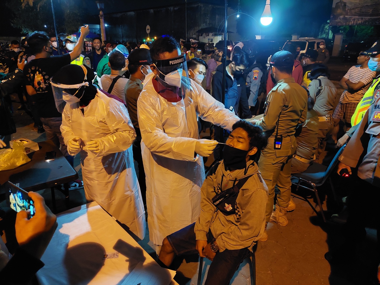 Satgas COVID-19 Solo melakukan tes swab antigen secara acak di lokasi kerumunan kawasan Alun-alun Kidul Keraton Surakarta, Jawa Tengah. (MP/Ismail)