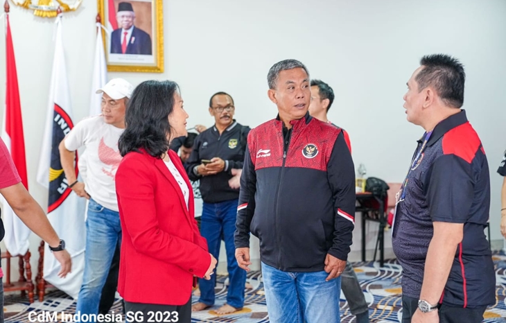 Ketua DPRD DKI Jakarta Prasetyo Edi Marsudi (tengah) mengunjungi Rumah Indonesia di SEA Games 2023 Kamboja. (Foto: CdM Indonesia SEA Games 2023)