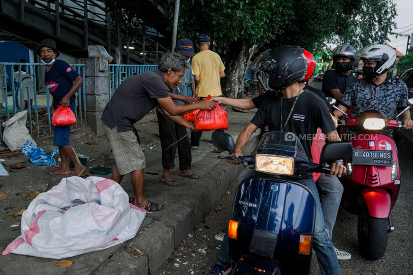 Pecinta Vespa di Tangerang Berbagi Makanan dan Sembako Saat PPKM 