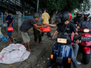 Pecinta Vespa di Tangerang Berbagi Makanan dan Sembako Saat PPKM 