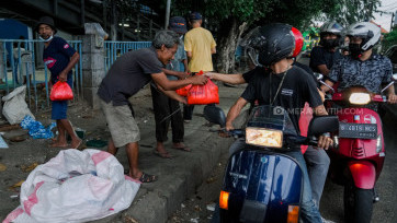 Pecinta Vespa di Tangerang Berbagi Makanan dan Sembako Saat PPKM 