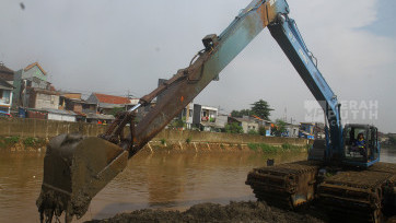 Aktivitas Pengerukan Endapan Lumpur Kali Ciliwung Jakarta