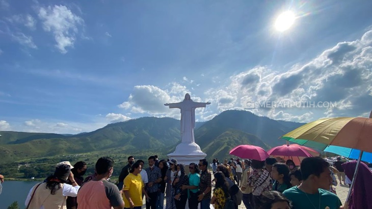 Bukit Sibea-bea Tawarkan Wisata Rohani Sekaligus Pemandangan Danau Toba