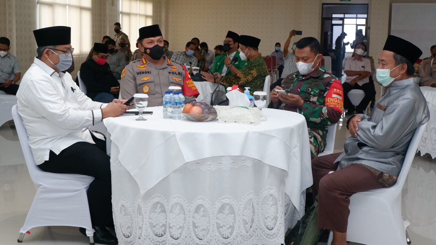 Kapolres Jakarta Pusat, Kombes Hengki Haryadi bersama perwakilan tokoh agama yang hadir antara lain Muhammadiyah, Majelis Ulama Indonesia, Nahdlatul Ulama, Persis, Dewan Masjid Indonesia, GP Ansor, LDII dan Dai Kamtibmas di Mapolres Jakarta Pusat, Kamis (25/3). Foto: MP/Kanu