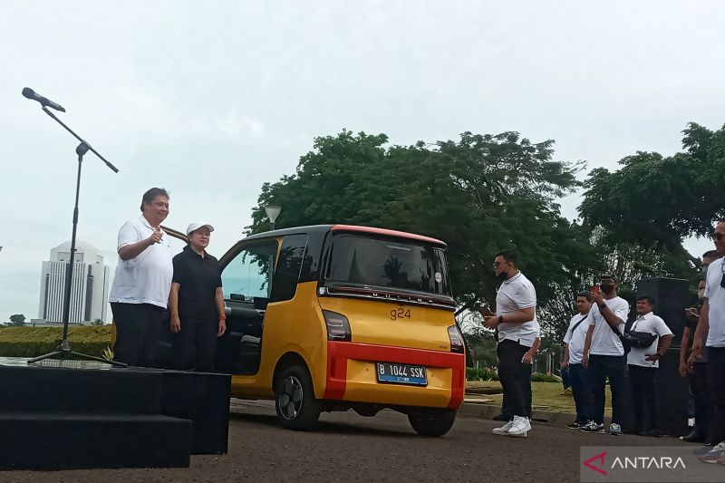 Airlangga Berikan Mobil Listrik Kuning-Merah G24 ke Puan