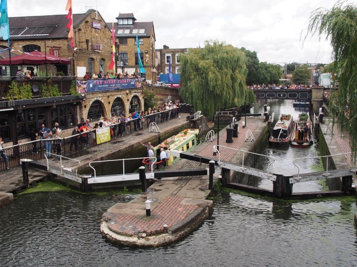 Kamu bisa menikmati sisi lain London (Sumber: Instagram/xcurlyworld)