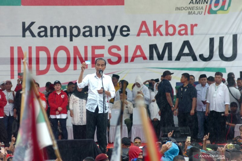 Jokowi memperkenalkan tiga kartu saktinya kepada massa