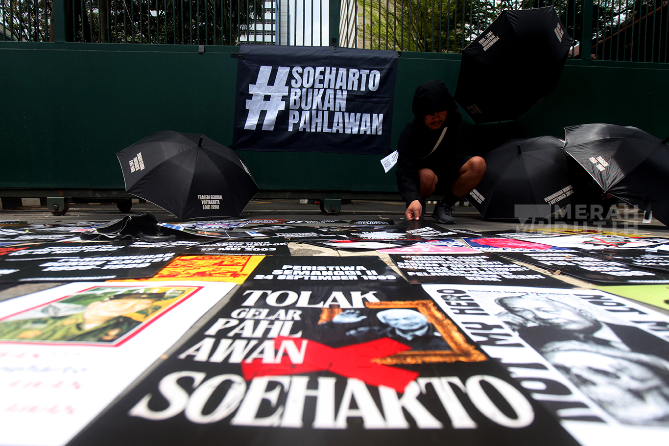 Aksi Tolak Gelar Pahlawan Soeharto di Depan Gedung Kementerian Kebudayaan Jakarta