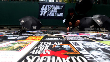 Aksi Tolak Gelar Pahlawan Soeharto di Depan Gedung Kementerian Kebudayaan Jakarta