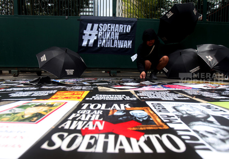 Aksi Tolak Gelar Pahlawan Soeharto di Depan Gedung Kementerian Kebudayaan Jakarta
