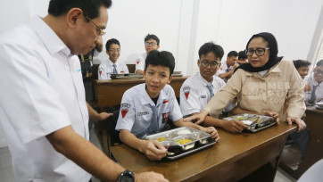 Aksi BGN dan Wamenkes Tinjau Pelaksanaan Setahun Program Makan Bergizi Gratis (MBG) di SMK Negeri 1 Jakarta