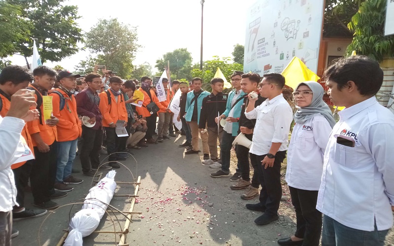 Komisioner KPU Solo menerima aliansi BEM Surakarta