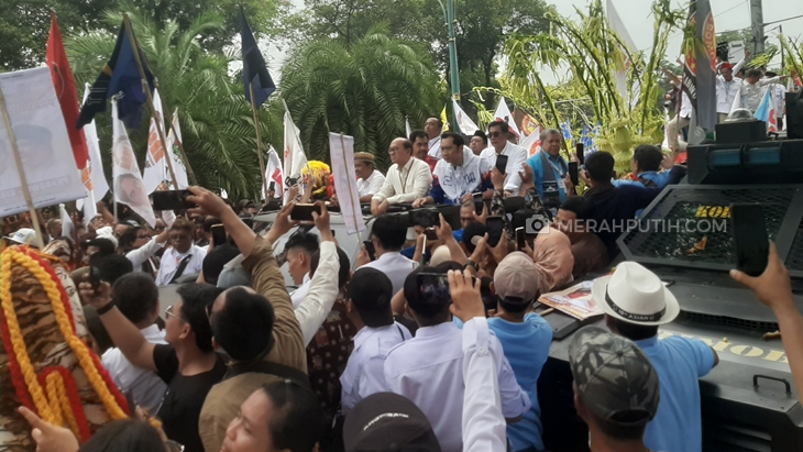 Tiba di KPU, Prabowo-Gibran Pakai Mobil Dihiasi Janur Kuning