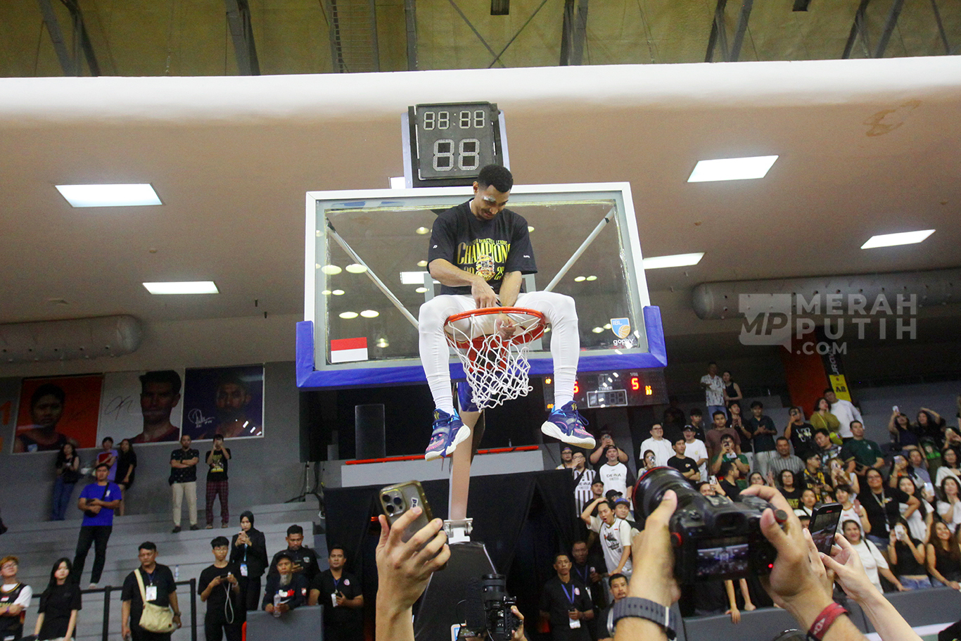 Aksi Gelvis Solano Gunting Jaring Ring Basket Rayakan Dewa United Banten Juara IBL 2025