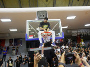 Aksi Gelvis Solano Gunting Jaring Ring Basket Rayakan Dewa United Banten Juara IBL 2025 