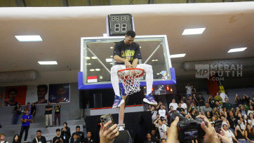 Aksi Gelvis Solano Gunting Jaring Ring Basket Rayakan Dewa United Banten Juara IBL 2025 