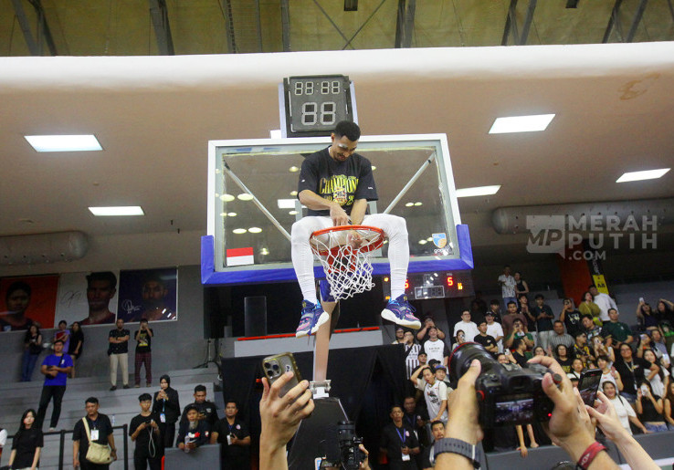 Aksi Gelvis Solano Gunting Jaring Ring Basket Rayakan Dewa United Banten Juara IBL 2025
