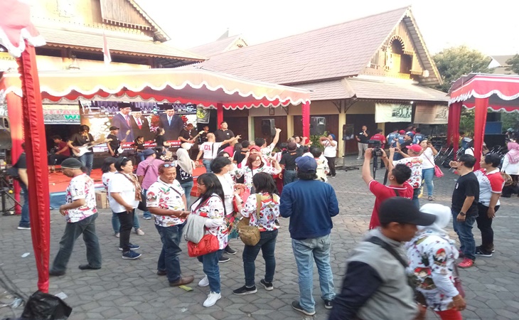 Relawan Jokowi memakai baju dan kaus seperti Gibran
