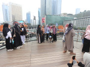 Warga Nikmati Wisata Akhir Tahun di Anjungan Halte Transjakarta Bundaran HI Jakarta 