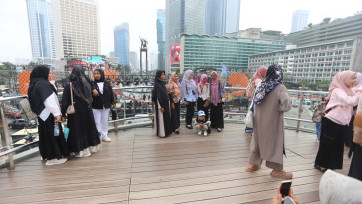 Warga Nikmati Wisata Akhir Tahun di Anjungan Halte Transjakarta Bundaran HI Jakarta 