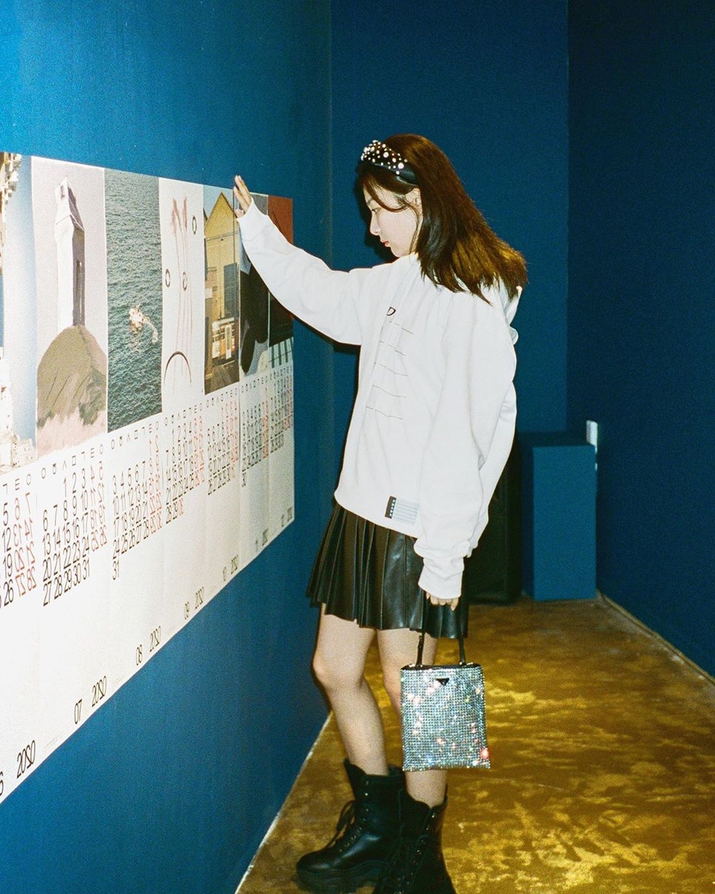 Seulgi dengan tas prada (Fotor: Vogue)