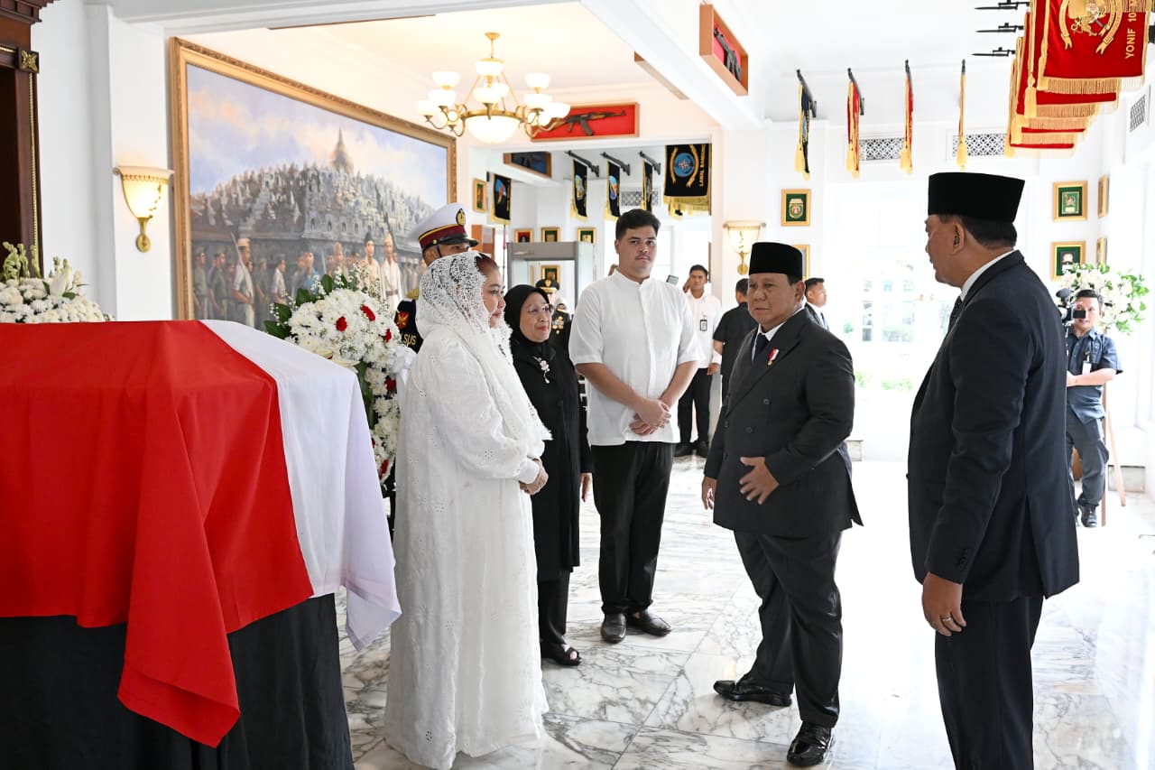 Presiden Prabowo Beri Penghormatan Terakhir kepada Almarhum Ryamizard Ryacudu