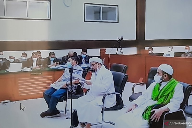 Terdakwa Rizieq Shihab (tengah) menjalani sidang pembacaan duplik untuk perkara tes usap RS UMMI Bogor di Pengadilan Negeri Jakarta Timur, Kamis (17/6). ANTARA/Yogi Rachman