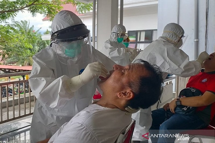 Ilustrasi - Petugas menjalankan prosedur pemeriksaan untuk mendeteksi penularan virus corona di Kota Singkawang, Kalimantan Barat.ANTARA/Rudi/am.