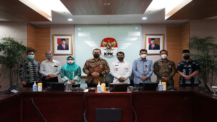 Ketua Komisi Pemberantasan Korupsi (KPK), Firli Bahuri bersama dua Wakil Ketua KPK, Nawawi Pomolango dan Lili Pintauli menerima audiensi Gubernur Kalimantan Utara (Kaltara) Zainal Arifin Paliwang di Gedung KPK, Jakarta, Selasa (16/2). 